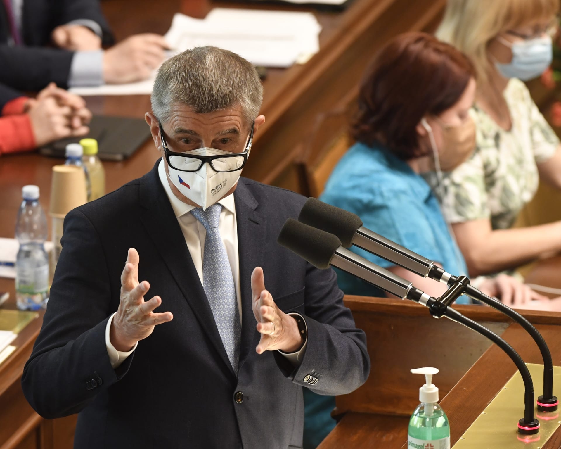 Premiér Andrej Babiš během projevu ve Sněmovně, kdy vyzýval poslance, aby místo covidu řešili zahrádkářský zákon. Snímek z 3. června 2021