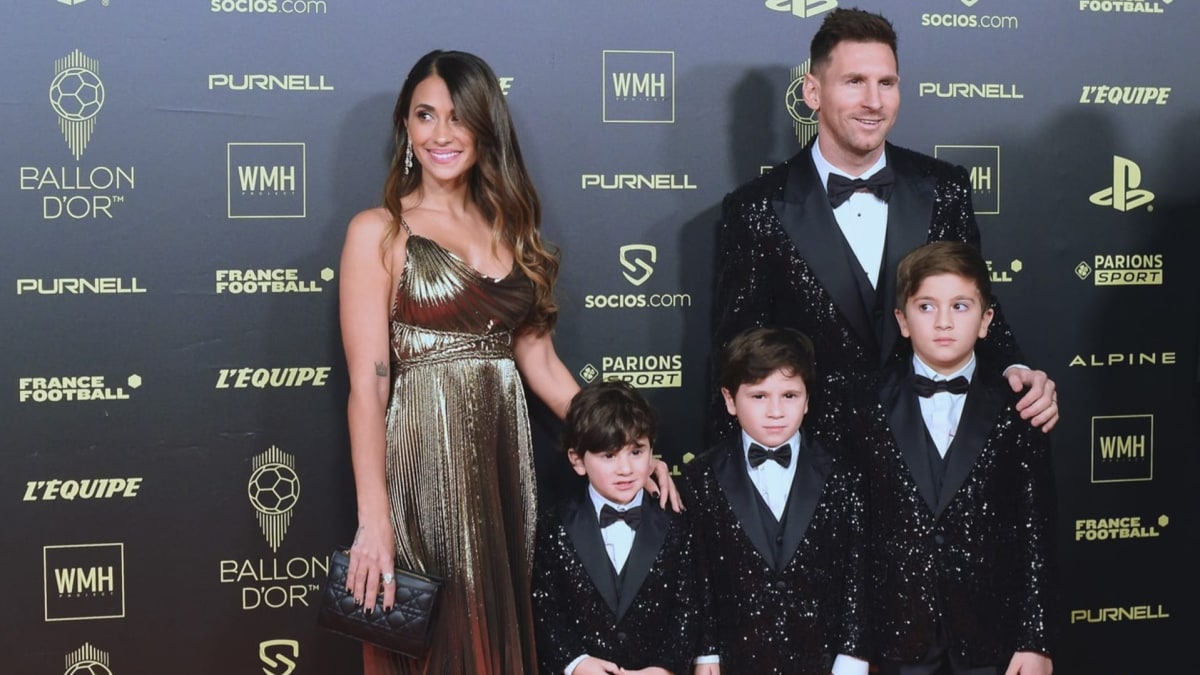 Messi dorazil na vyhlášení Zlatého míče v Paříži s manželkou Antonellou i třemi syny.   