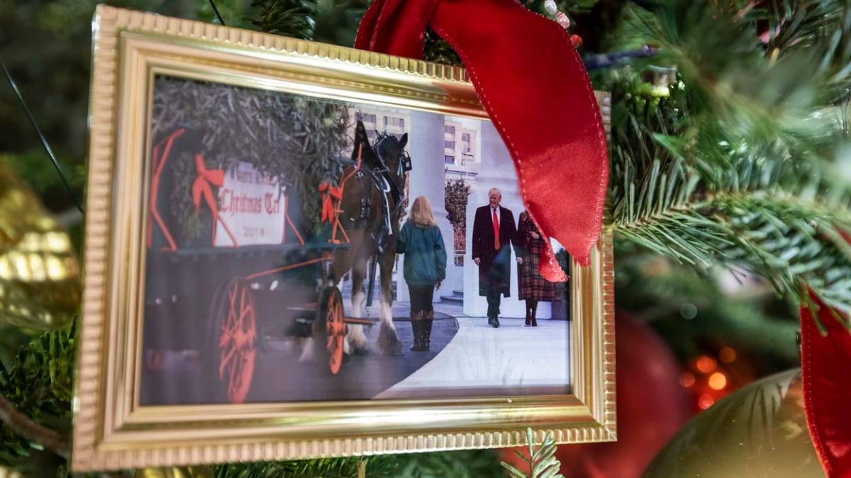 Na stromku je i snímek Donalda Trumpa