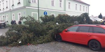 Na náměstí ve Slaném se zřítil vánoční strom, další spadl na auto. Může za to silný vítr