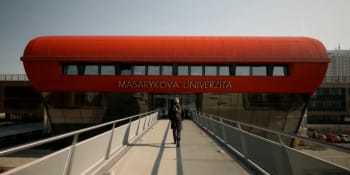 Studenti ženou Masarykovu univerzitu k soudu. Vadí jim zvýhodnění očkovaných 