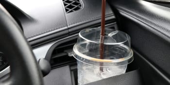 Za přítomnost držáků na nápoje v autech může káva od McDonald's. Byla moc horká