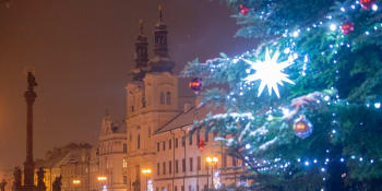 Vánoční cesta: Hradec Králové má hned dva vánoční stromy, ozdoby září i na autobusech
