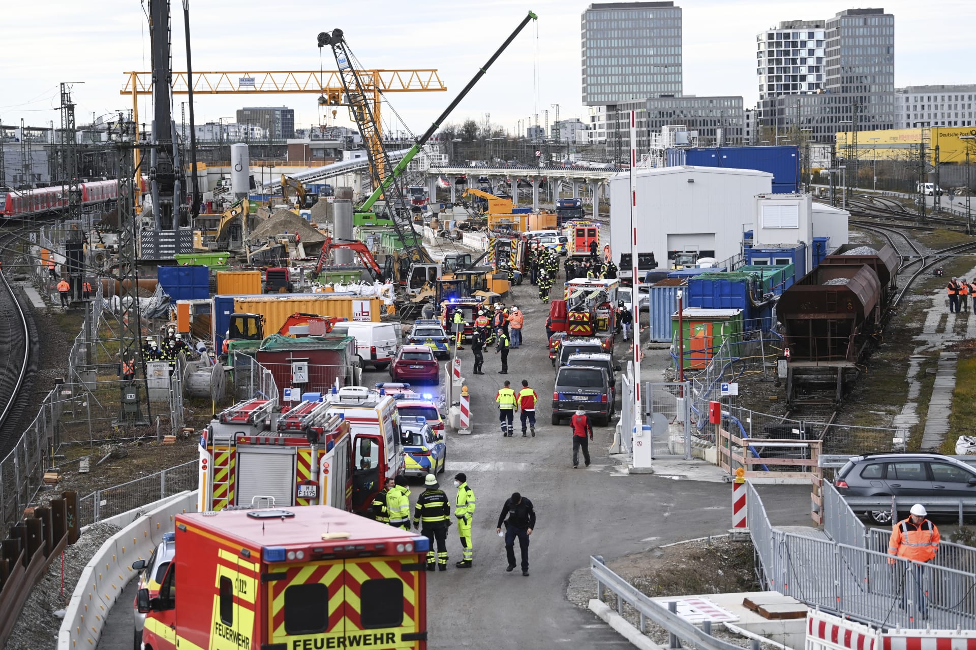 Výbuch se odehrál nedaleko nádraží Donnersbergerbrück, na místě zasahovali záchranáři, policisté i hasiči.  