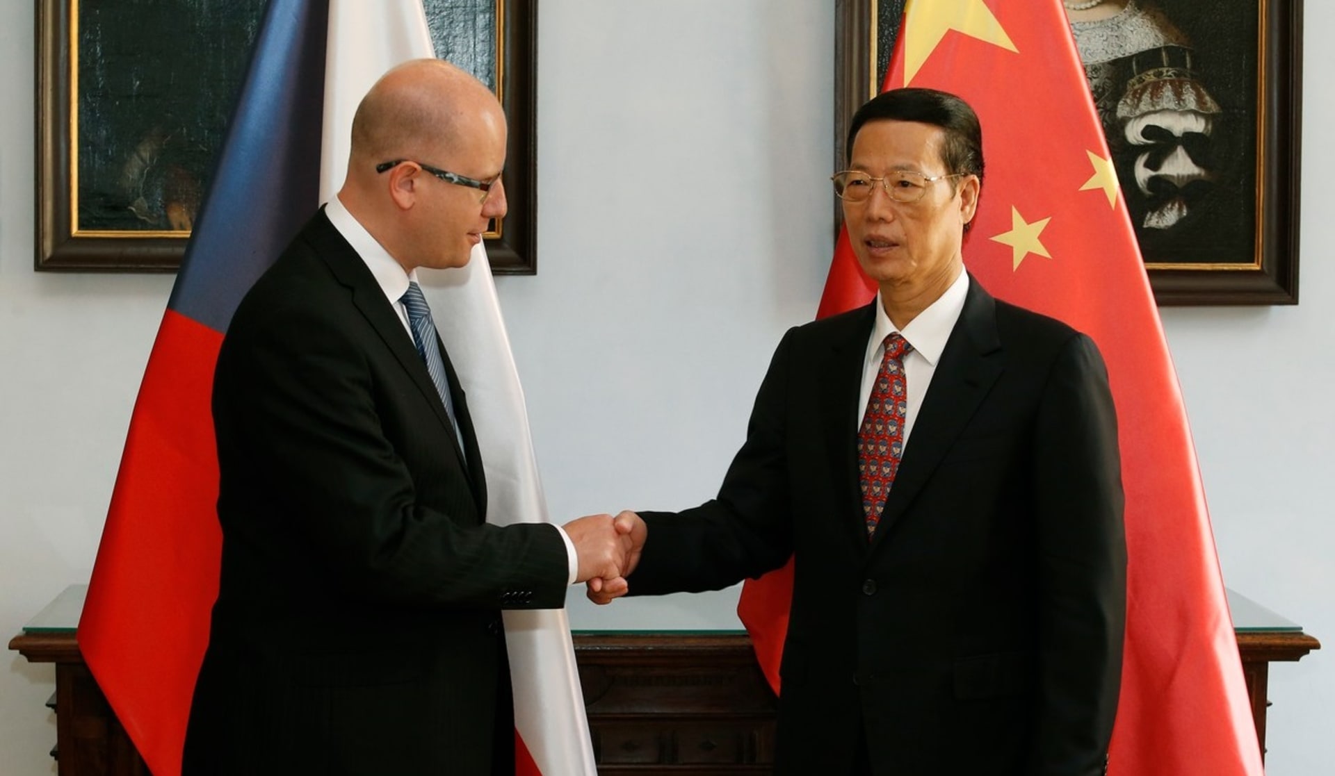 Čang Kao-li při návštěvě Česka v roce 2014. Na fotografii si podává ruku s tehdejším premiérem Bohuslavem Sobotkou.