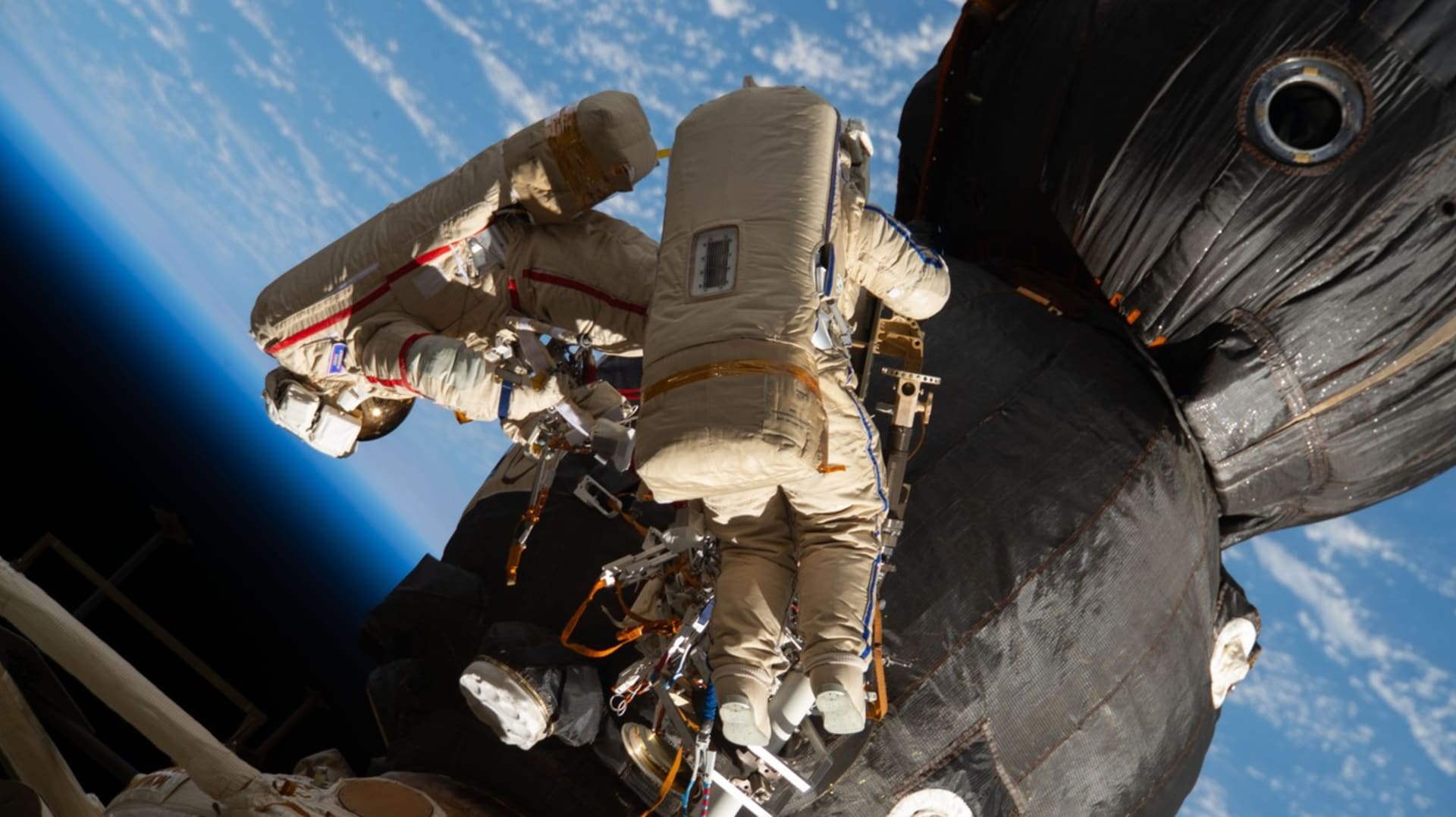 Astronauti při inspekci Sojuzu připojenému k ISS (prosinec 2018).