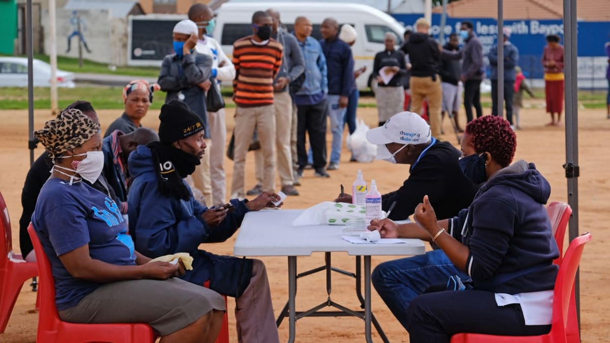 Zdravotníci testují na covid obyvatele jihoafrického města Alexandra