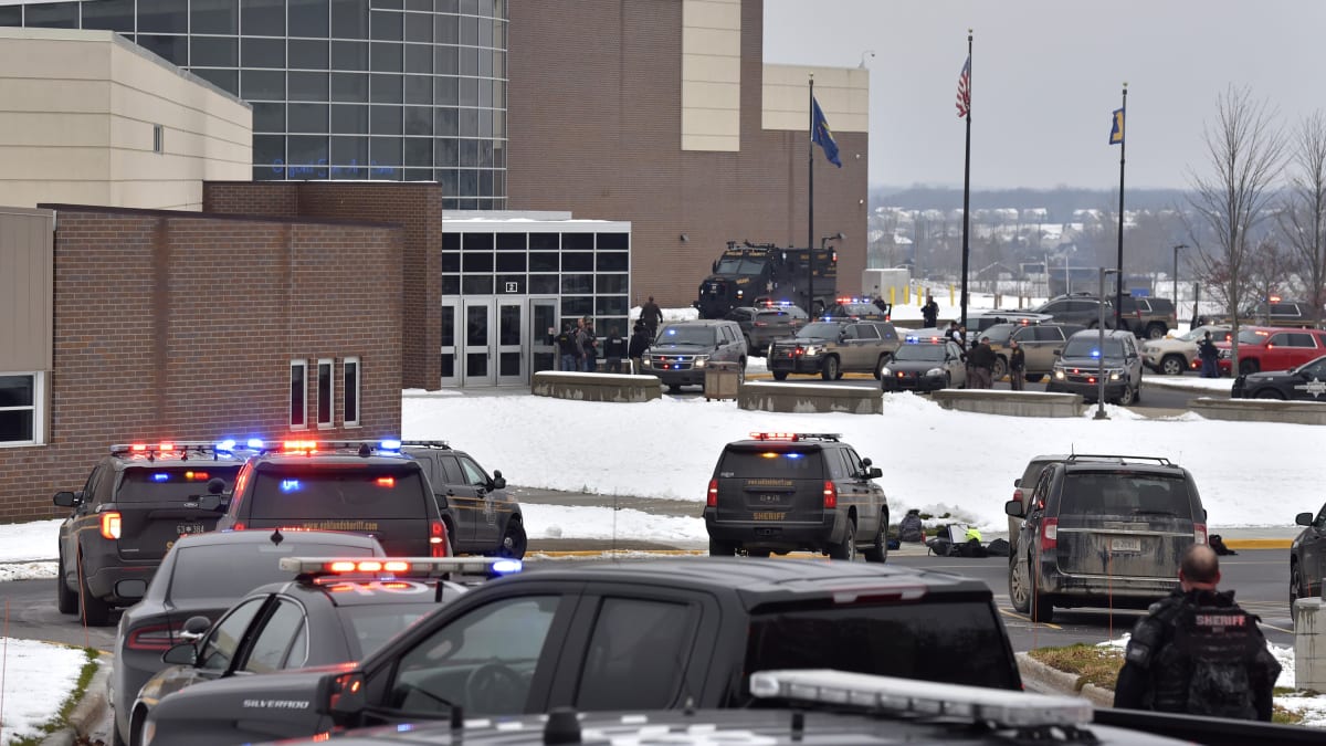 Střelecký útok na střední škole v Michiganu si vyžádal několik obětí.