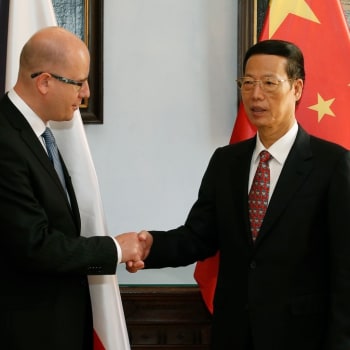 Čang Kao-li při návštěvě Česka v roce 2014. Na fotografii si podává ruku s tehdejším premiérem Bohuslavem Sobotkou.