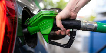 Ceny pohonných hmot trhají rekordy. O kolik levněji lze nakoupit v Polsku a na Slovensku?