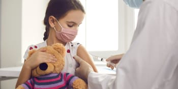 Covid ohrožuje malé děti stejně jako dospělé, varují odborníci a nabádají k očkování