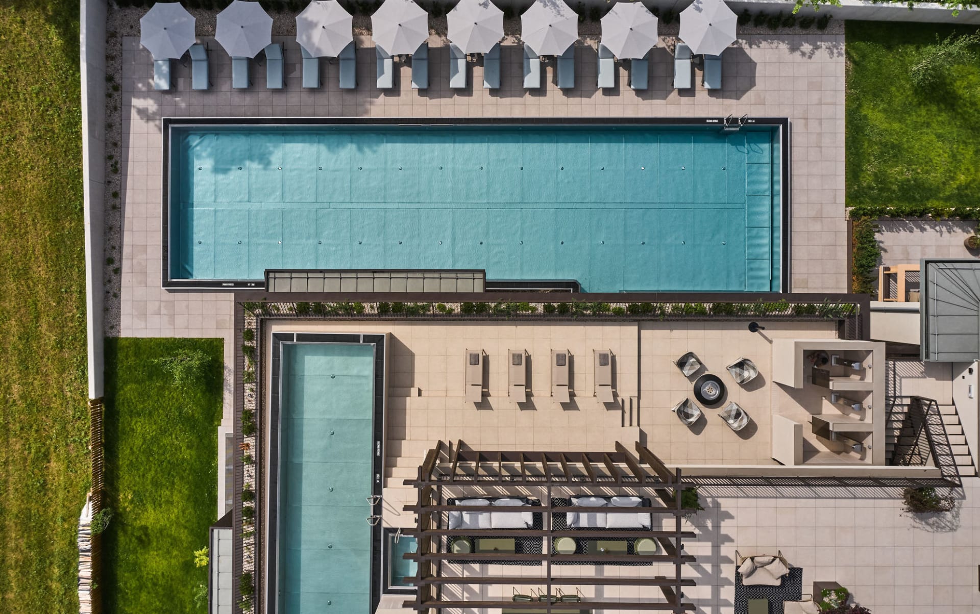 Fotografie z dronu bazénů Falkensteiner Hotel Kronplatz v Brunecku, které jsou ve dvou úrovních.