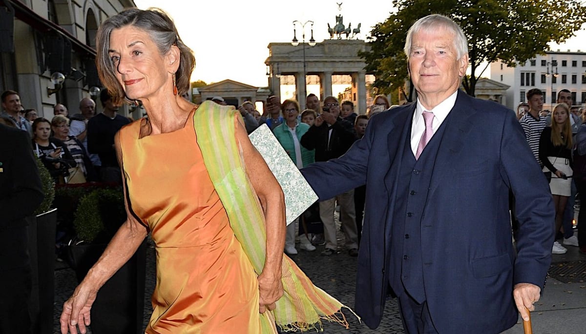 Bývalý německý ministr vnitra Otto Schily přichází se svou paní Lindou Tatjanou na svatební hostinu bývalého kancléře Gerharda Schrödera.