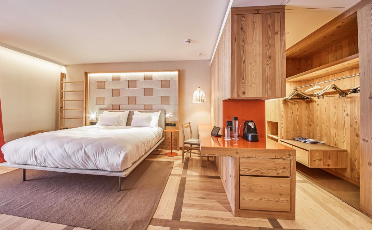 V pokojích hotelu Falkensteiner Hotel Kronplatz v Brunecku dominuje dřevo a kvalitní postele.