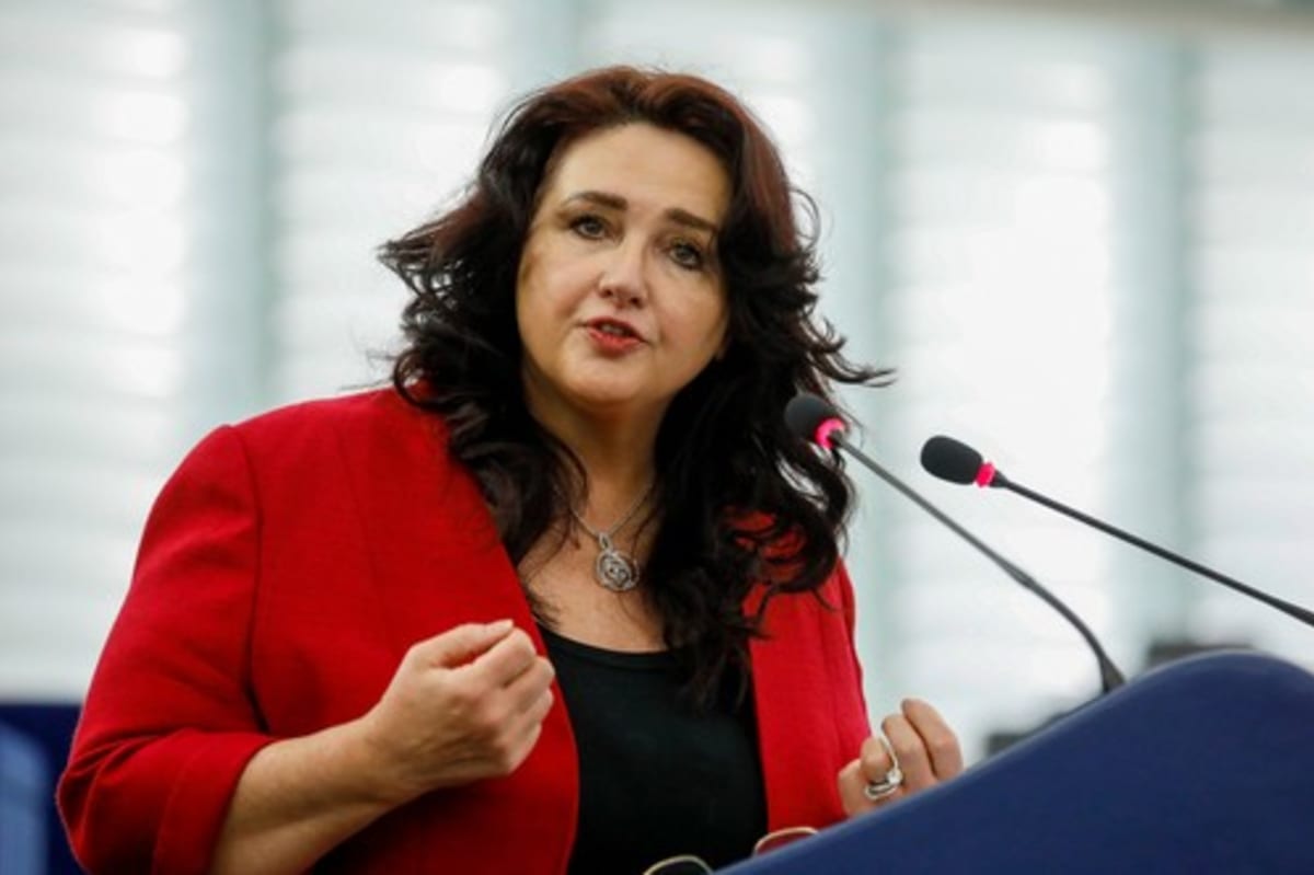 S kontroverzními pravidly přišla eurokomisařka z Malty Helena Dalliová. 