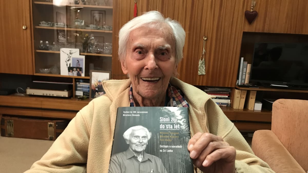 Legendární cestovatel Miroslav Zikmund převzal v předvečer svých 100. narozenin 13. února 2019 jako narozeninové překvapení nově vydanou knihu Sloni žijí do sta let. 