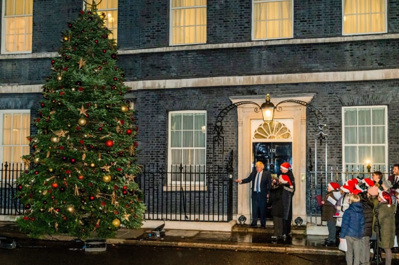 Boris Johnson při rozsvěcení stromku v Downing Street