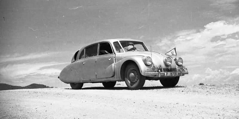 Tatra 87 byla v roce 1947 nejdražším a největším osobním autem na našem trhu. Přesně takoví vůz mladí cestovatelé potřebovali.