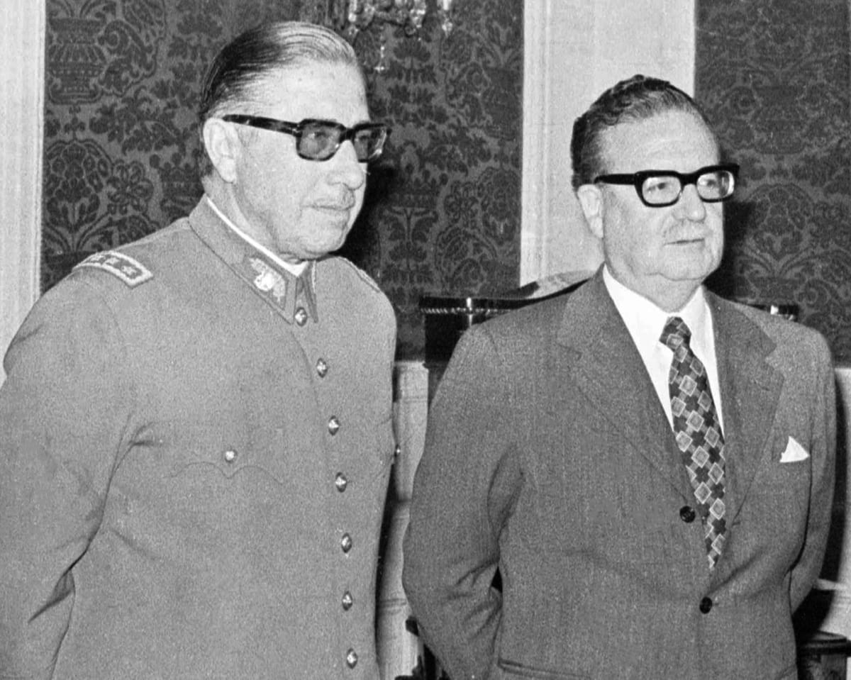 Augusto Pinochet a prezident Salvador Allende necelý rok před chilským převratem