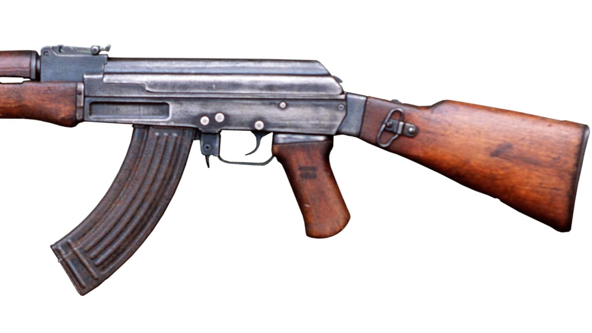 Samopalu či útočné pušky AK-47 se vyrobilo odhadem 100 milonů a sehrála významnou roli ve všech vojenských konfliktech 20. století. Ve službě je v hojném počtu dodnes.