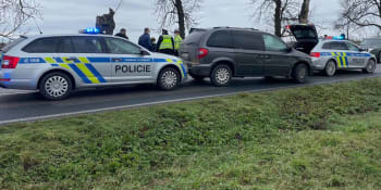 Zběsilá honička u Břeclavi: Řidič s autem plným migrantů prorazil dva policejní zátarasy