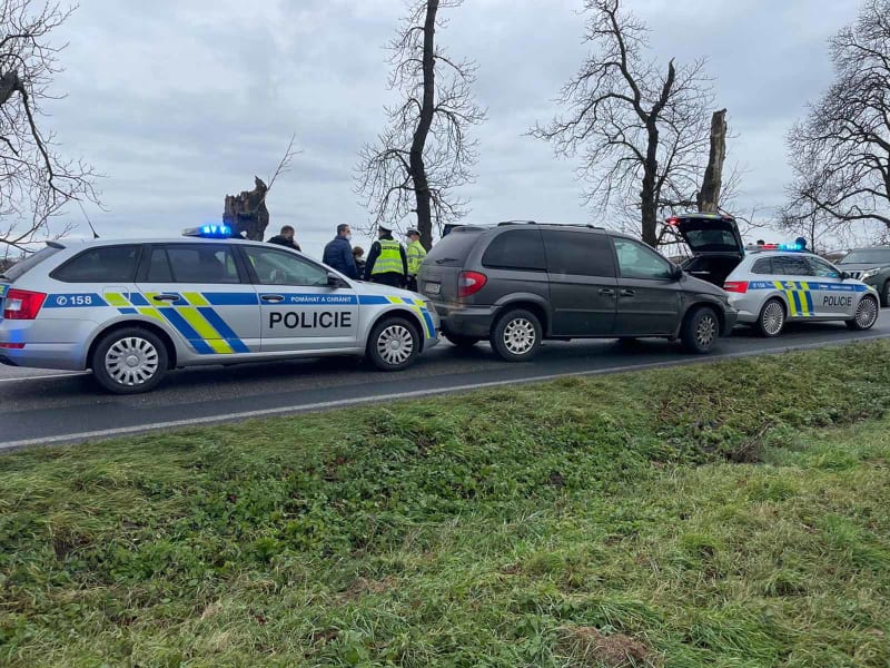 Policie na Břeclavsku zadržela vůz plný migrantů.