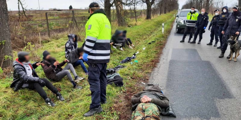 Policie na Břeclavsku zadržela vůz plný migrantů.