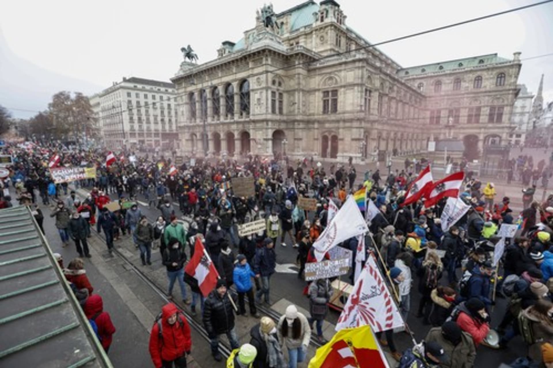 Ve Vídni demonstrovalo proti opatřením přes 40 tisíc lidí, policie musela tvrdě zasahovat. 