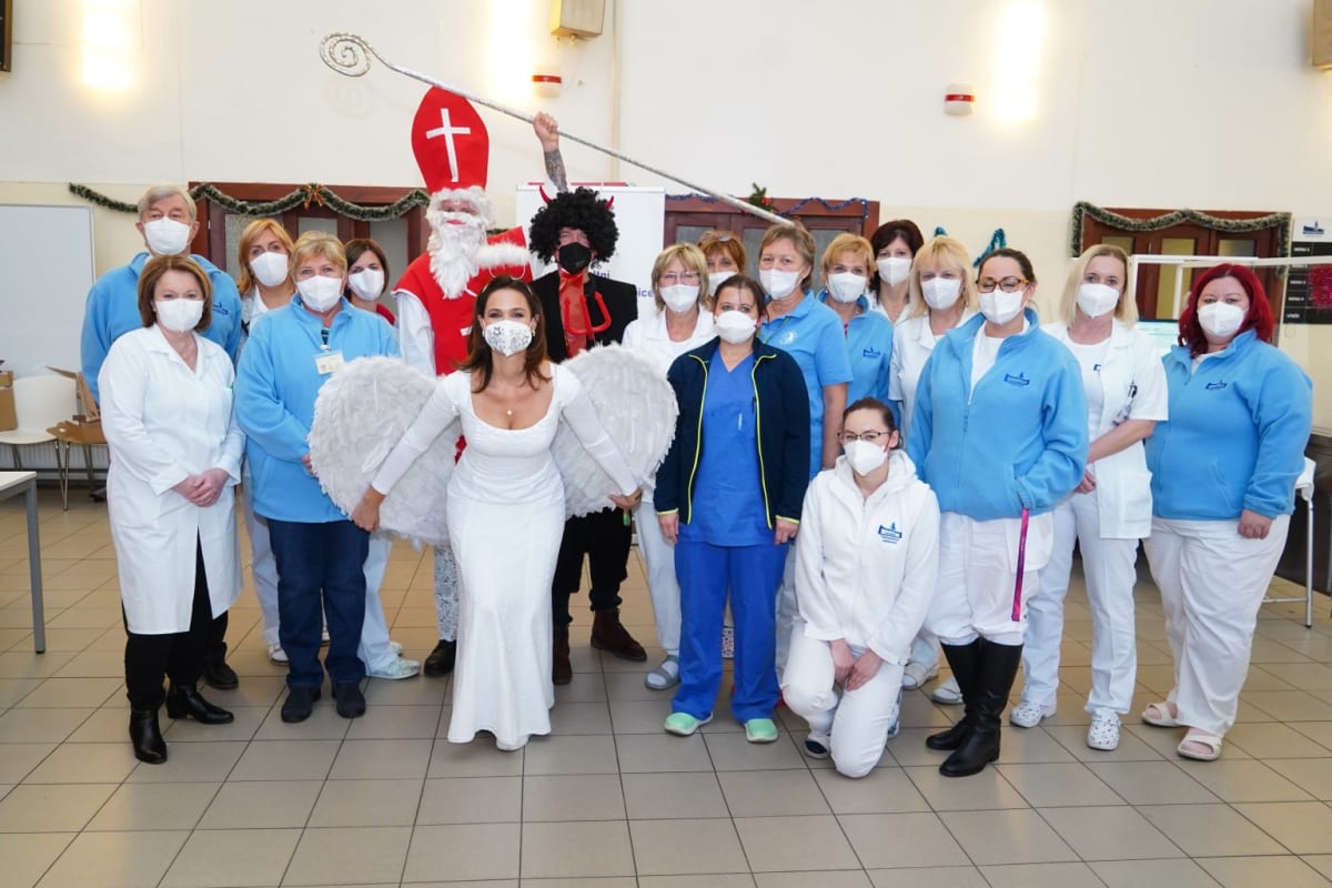 Moderátoři Primy a CNN Prima NEWS dělali radost v pražské Thomayerově nemocnici.