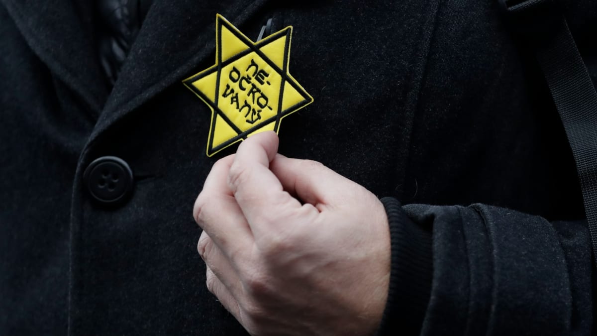 Na demonstrace namířené proti očkování a protiepidemickým opatřením si někteří lidé začali brát žluté hvězdy s nápisy jako „neočkovaný“. Odkazovaly tím na žluté Davidovy hvězdy, které museli Židé nosit za 2. světové války na územích okupovaných nacisty.