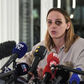 Margaux Pinotová na tiskové konferenci popsala, jak se její přítel měl dopustit domácího násilí.
