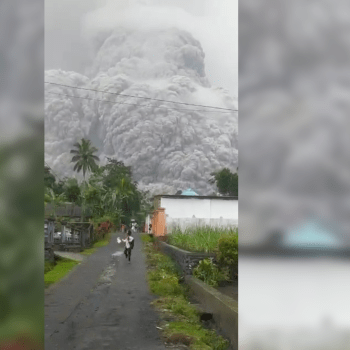 Indonéská sopka chrlila popel a kouř