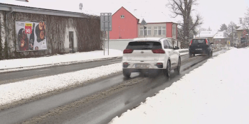 Sníh komplikuje dopravu v Česku. Dálnice blokují uvízlé kamiony, řidiče trápí zmrzlá vozovka