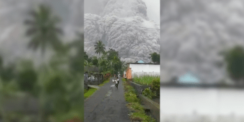 Výbuch indonéské sopky má již nejméně 13 obětí a sto zraněných. Všude jsou oblaka kouře a popela