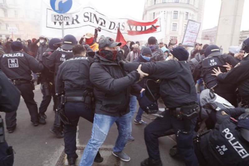 Ve Vídni demonstrovalo proti opatřením přes 40 tisíc lidí, policie musela tvrdě zasahovat. 