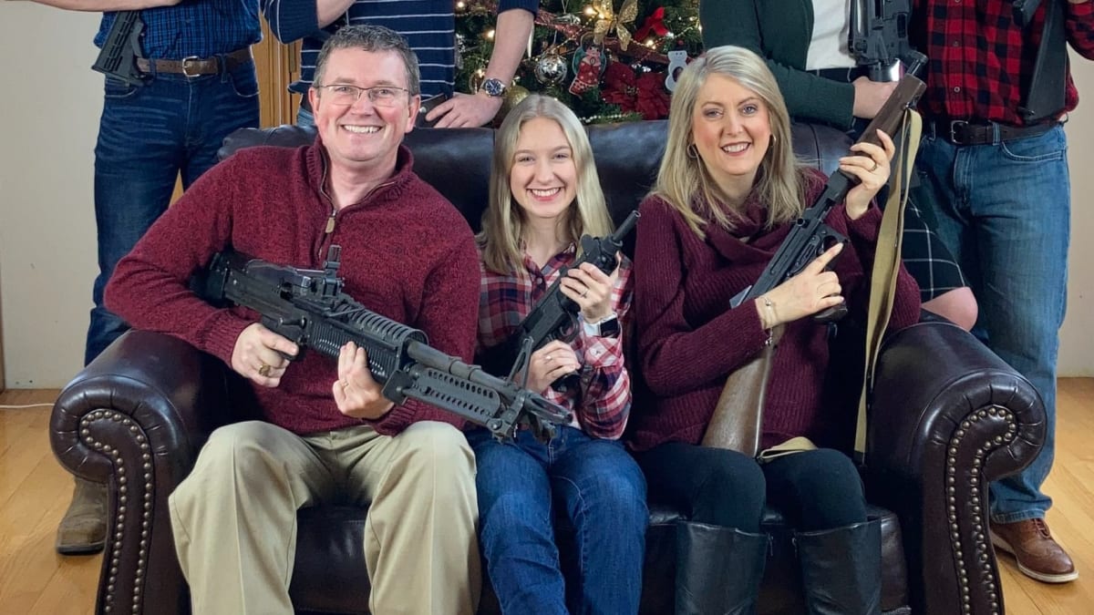 Republikán Thomas Massie zveřejnil na Twitteru kontroverzní vánoční fotku.