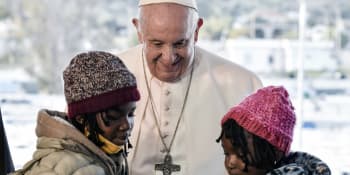 Papež se po letech vrátil na ostrov Lesbos. Vítal se s migranty a kritizoval Evropu