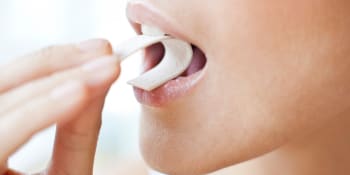 V boji s covidem může pomoci žvýkačka. Vědci představili přelomovou novinku