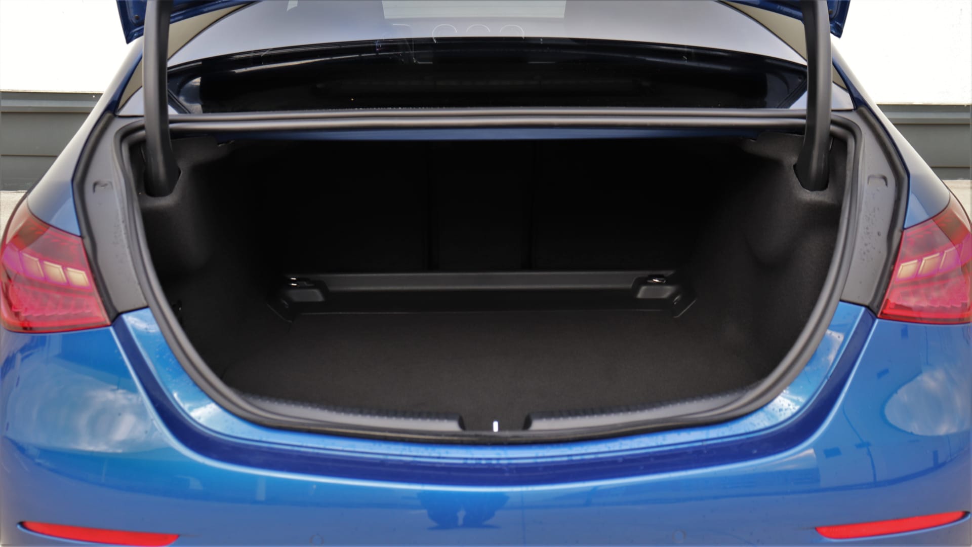 V kufru je místa až až, do sedanu se ale obecně nakládá hůř než do hatchbacku nebo kombi.