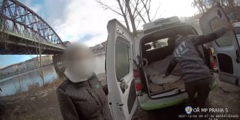 Muž v Praze nakládal do kufru auta živé labutě. Zdůvodnil to originálním způsobem
