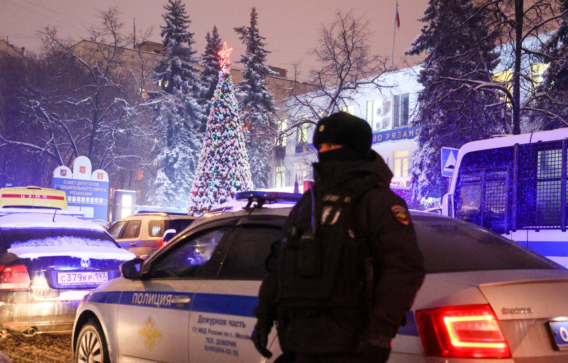 Muž na úřadu v Moskvě zastřelil dva lidi, další čtyři zranil. Ve vážném stavu je i teprve 10letá dívka.