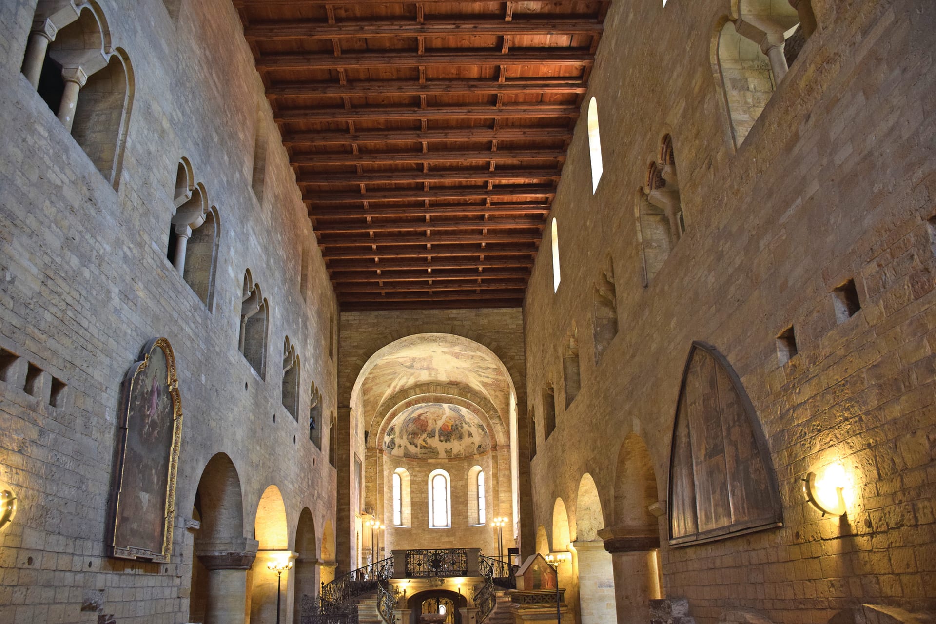 Interiér baziliky sv. Jiří.