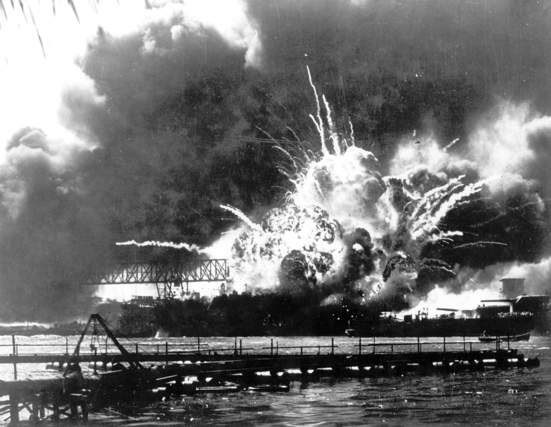 První vlna japonských bombardérů přilétla k cíli krátce po tři čtvrtě na osm ráno.