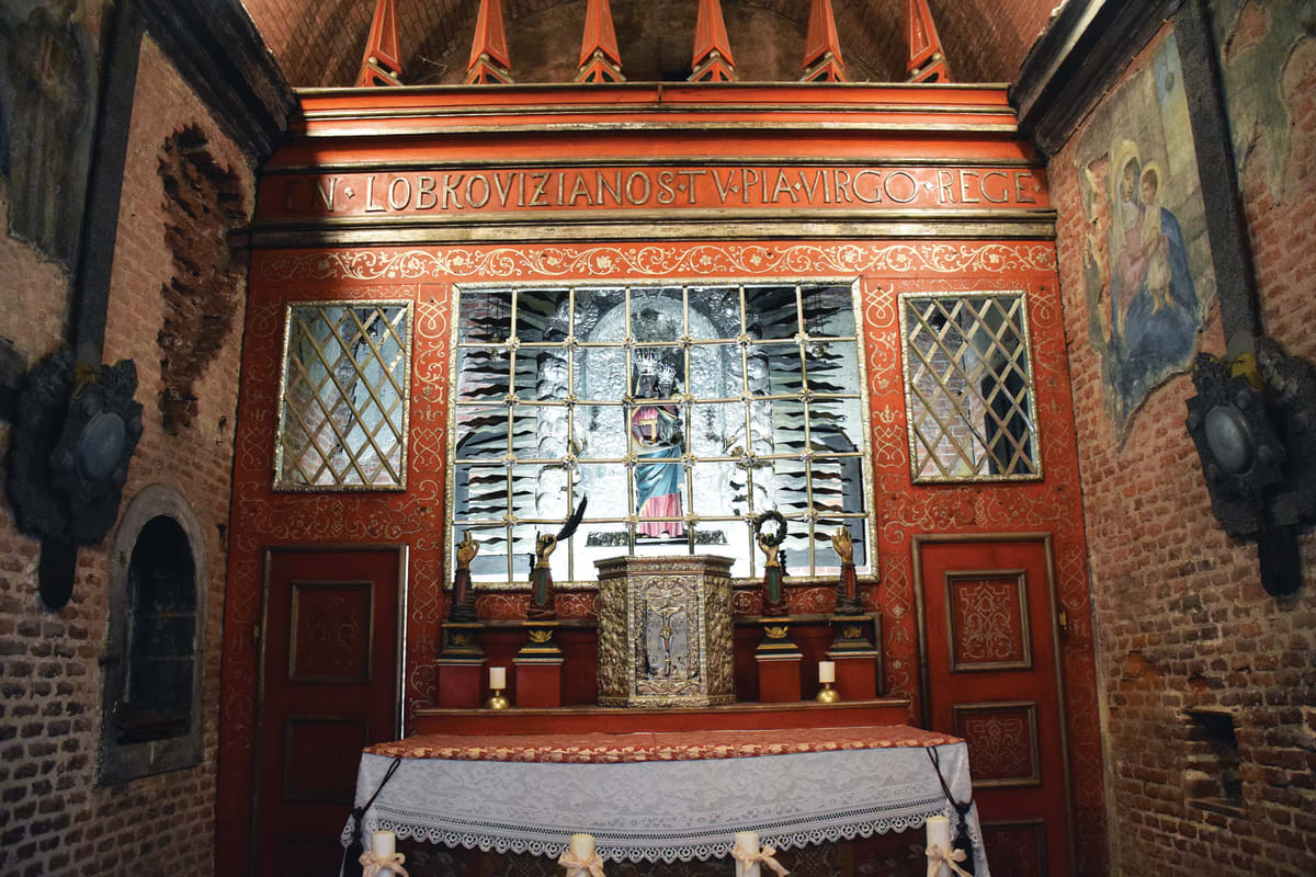 Interiér Svaté chýše s kopií sošky Panny Marie Loretánské.