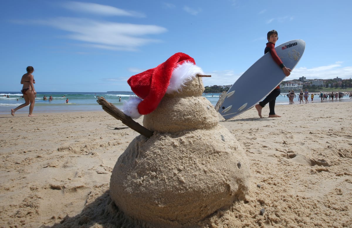 V Austrálii slaví Vánoce ve stejnou dobu, jako v Evropě. Teploty jsou zde ale diametrálně odlišné a tak mnozí Australané oslavují přímo na pláži. 