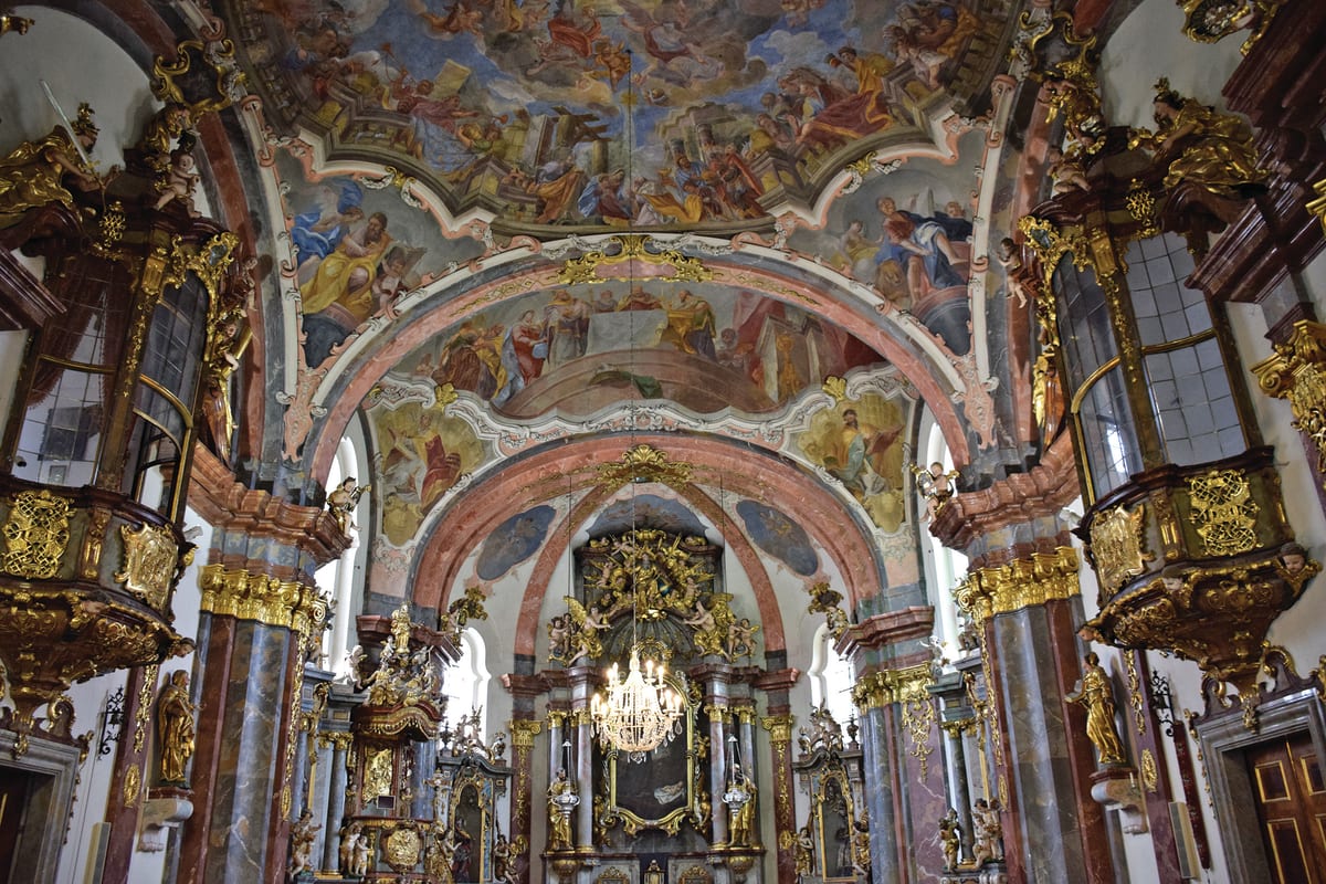 Interiér kostela Narození Páně v Loretě.
