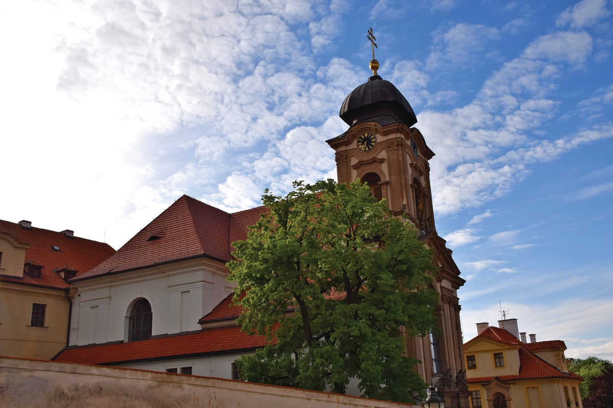 Bývalý klášter voršilek a špitál u kostela sv. Jana Nepomuckého.