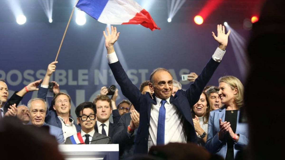Nyní už oficiální prezidentský kandidát Éric Zemmour na mítinku v Paříži