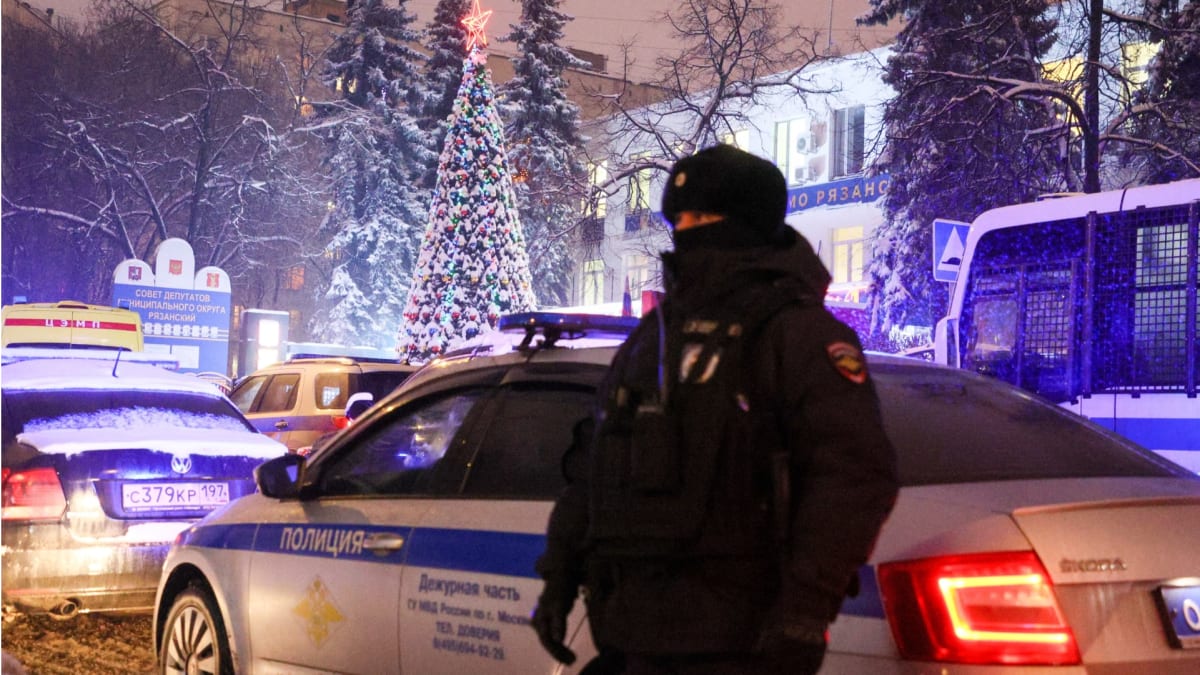 Muž na úřadu v Moskvě zastřelil dva lidi, další čtyři zranil. Ve vážném stavu je i teprve 10letá dívka.