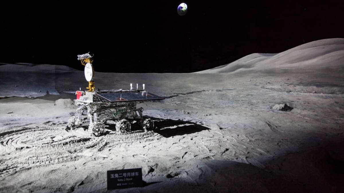 Model lunárního vozítka Yutu-2 v šanghajském planetáriu